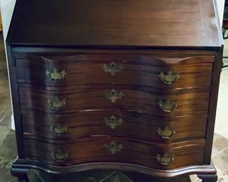 Vintage Mahogany Chippendale Style Serpentine Front 4-Drawer Slant Top Secretary Desk (42”x 20”x 36”)