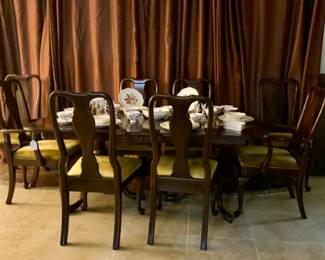 Ethan Allen Cherry Dining Room Table w/ set of 8 Chairs: 1 Arm Chair & 7 Side Chairs. Table measures 42“ x 67 “ with 2 additional go there and 18” Leaves