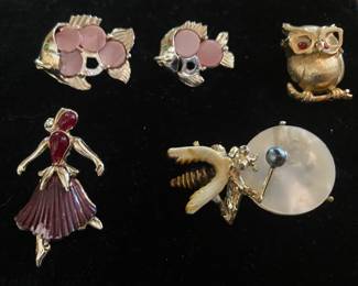 BROOCHES