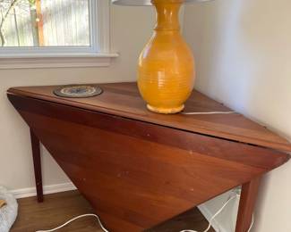 Drop leaf corner table