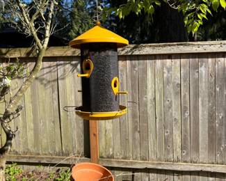 Bird feeder