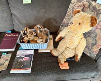 Collection of old Steiff toys, Florida and other nice books