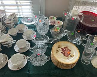 Gravy boats, creamer and sugar sets