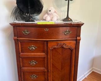 Wardrobe dresser
