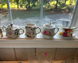Creamers and sugar dishes