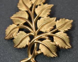 Vintage Trifari gold tone brooch