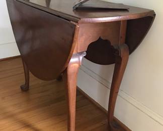 Pennsylvania Queen Anne drop leaf Table c1740