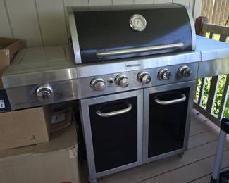 NEWER 5 BURNER GAS GRILL. GOOD CONDITION!