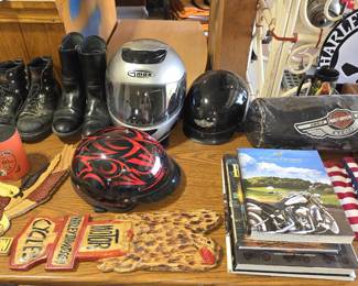 COLLECTION OF HARLEY DAVIDSON ITEMS