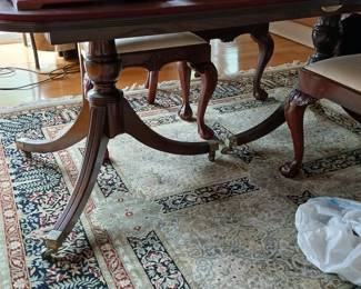 dinning table comes with 2 leafs