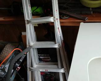 Adjustable ladder