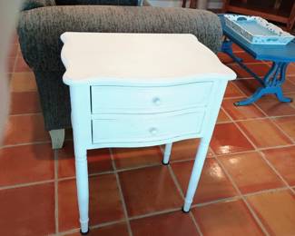 Cute farmhouse style end table