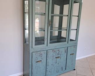 INTERESTING CABINET FOR DISPLAYS
