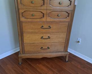 NICE WOOD CHEST OF DRAWERS
