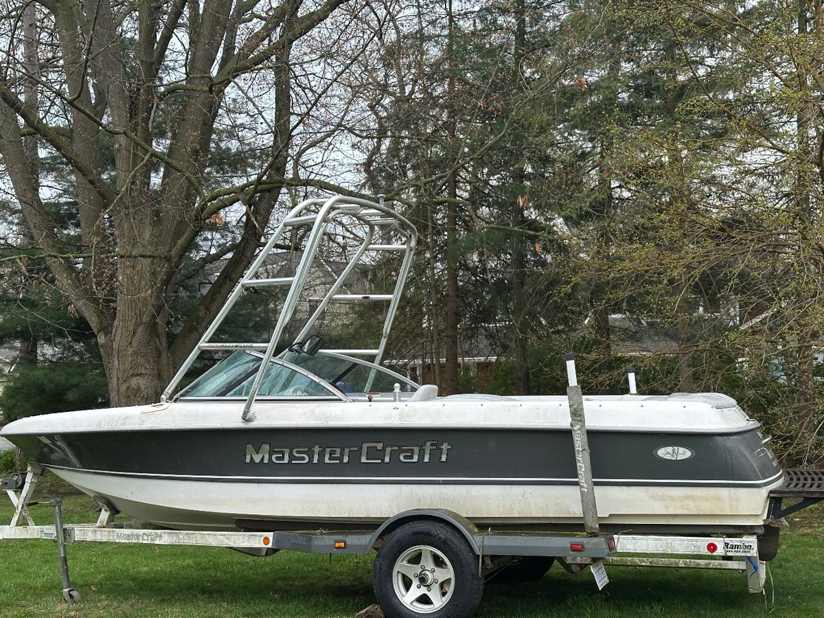 Pre selling Master Craft Pro Star 205,
Year: 2000
Hours: 1156
Sammy Duvall model
$12,000
5.7L