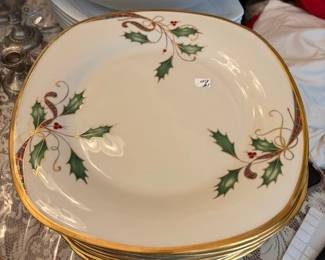 18 Lenox Holiday Nouveau Gold Edge dinner plates