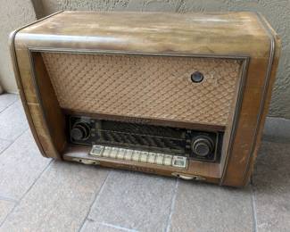 Loewe-Opta Meteor wood cabinet vintage tube radio for resto or parts.