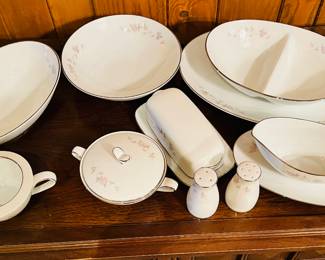 Notitake serving dishes.