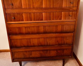 Mid-Century chest of drawers.