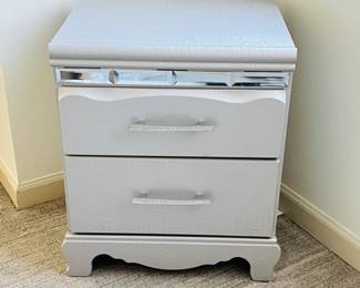 Zarollina Ashley Furniture 2-drawer Nightstand with Crystal Accents