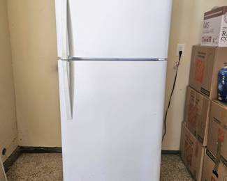 Kenmore Top/Bottom Refrigerator & Freezer in White (2017 model) 31"W 30"D 65"H