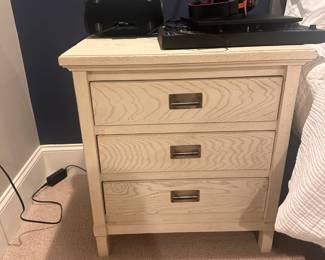 Stanley Furniture Haven Harbor nightstand (1x) in white washed wood.