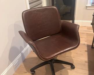 Crate & Barrel executive chair (1x) in faux leather, wheels and swivel