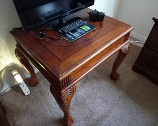 Wooden end table with carved legs