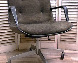 Vintage Mid Century Steelcase 451 Swivel Chair 