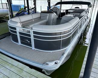 2017 Bennington Tritoon 24' SLX 150 hp with only 2 hours on new engine. There is no trailer