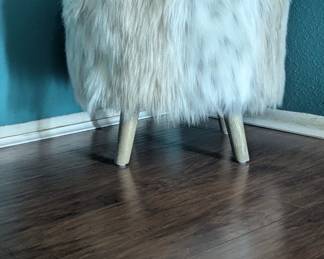Cute ottoman - pristine $25