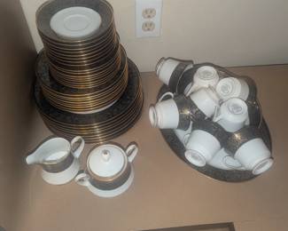 8- person vintage tea/lunch set. With tea cups, sugar bowl, creamer, serving dish, salad, dessert and entree plates. No chips!
$100