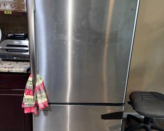 STAINLESS WHIRLPOOL FRIDGE (HAS PROBLEM ON BOTTOM DOOR)