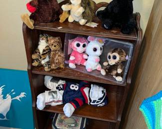 SHELF AND PLAUSH DOLLS