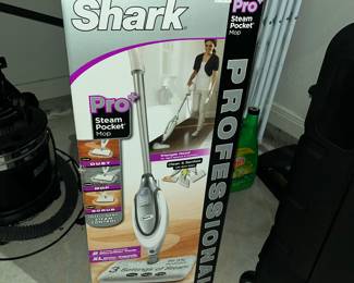 SHARK PROFESSIONAL STEAM POCKET MOP IN BOX