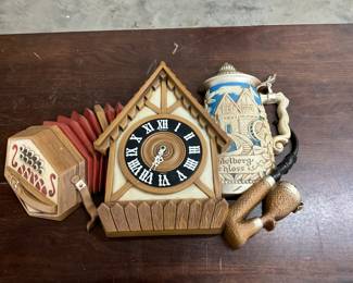 New Haven German Alpine Chalet Beer Stein Accordion Wall Clock 