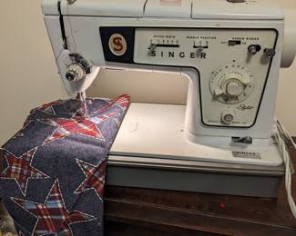 Vtg Singer sewing machine works great