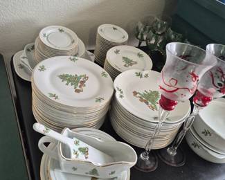 Holiday dish set