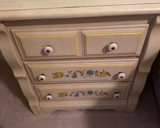 Off white bed side table with 3 drawers. In excellent condtion.