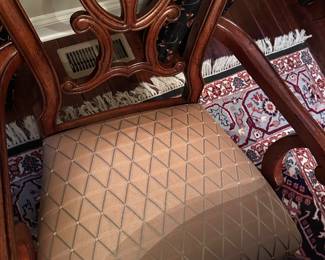 6 Thomasville dining room chairs with matching table that has a leaf this table and chairs is an excellent condition and we’ll make a great piece for your formal dining