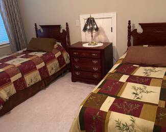 Beautiful in excellent condition Broyhill twin bedroom suite.