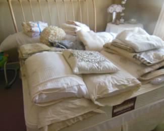 queen bed and bedding