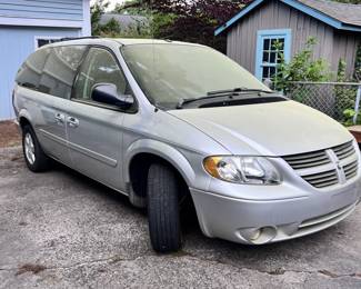 2007 Dodge Caravan. Starts right up! Missing middle seats.