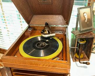 Antique Victrola (Beautiful oak cabinet)