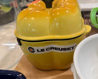 Le Creuset Soleil Yellow Bell Pepper 2.25 qt enameled cast iron with original box