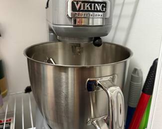 Viking Professional mixer (with 2 bowls)