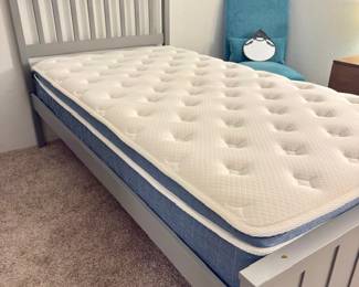 Complete Twin Bed : Wood Headboard/Footboard/Rails & Nice Mattress
As new
