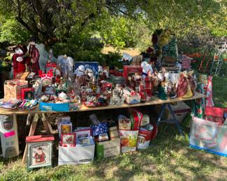 Last outdoor Christmas table but there is another one in the garage