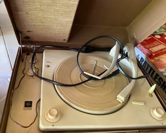 vintage GE portable turntable—works
