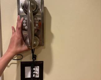 Easy to set up vintage phone.